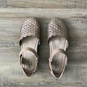 Earth Origins Women's Size 7.5 Bronnie Casual Slip-On Perforated Gold Sandals